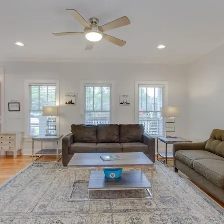 Southern City Comfort Huge Private Backyard